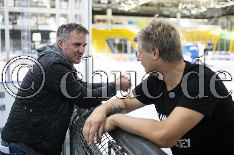 Michael Nickolaus (Redakteur Wetterauer Zeitung) im Gespr&auml;ch mit Betreuer Lars Brauburger, Trainingsauftakt beim EC Bad Nauheim in der DEL 2, Frankfurt, Eissporthalle am Bornheimer Hang, 13.08.26