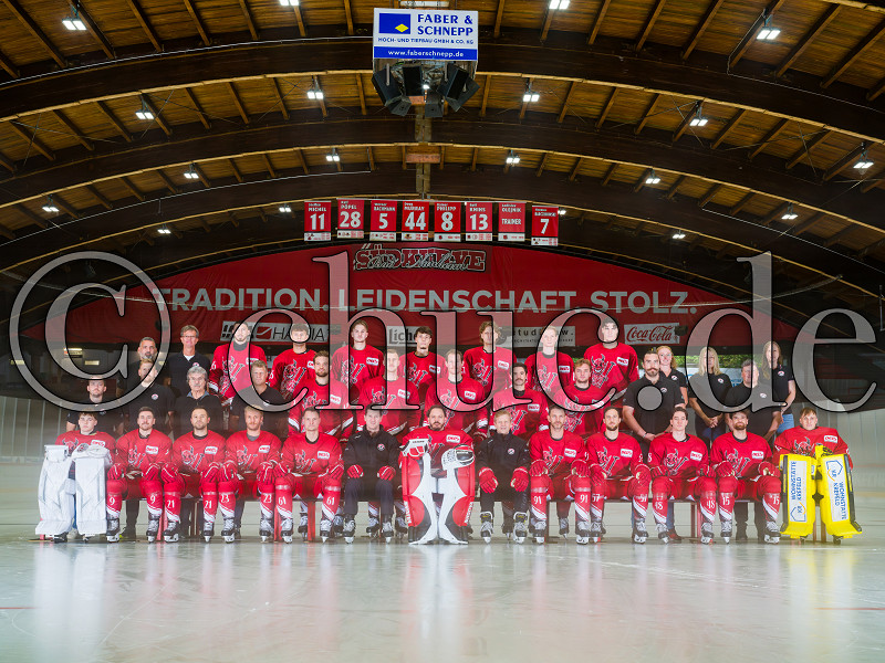 Teamfoto EC Bad Nauheim 2026/27Unten: Ramon Wilson-Hupf, Allan McPherson, Matt Marcinew, Marius Erk, Jordan Hickmott, Dominic Auger (Assistant Coach), Jerry Kuhn, Kevin Gaudet (Headcoach), Marc El-Sayed, Charlie Sarault, Cedric Schiemenz, Garret Pruden, Julius Schulte;Mitte:  Daniel Patzak (med. Betreuer), Florian Patzak (med. Betreuer), Dr. Hans Joachim Patzak (med. Betreuer), Lars Brauburger (Betreuer),  Julian Kornelli, Kevin Maginot, Joel Keussen, Dominik Tiffels, Justin Volek, Alexander Goldbrunner (Teammanager), Ralf Gartz;Oben: Murat Pak (med. Betreuer), Dr. Michael Piske, Pierre Preto, Denis Root, Jesse Kauhanen, Sebastian Cimmerman, Leon Bussmann, Paul Lemke, Raphael Jakovlev, Lena Henze (Ass. General Manager), Robin Niderost (Conditioning Coach), Dr. Caroline Pak;Media-Day EC Bad Nauheim 2026/27 - DEL 2, Bad Nauheim, Colonel-Knight-Stadion, 26.08.26
