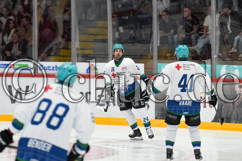 -24- Cole Fonstad (Bietigheim Steelers) feiert das 0:1, Testspiel DEL 2 - EC Bad Nauheim gegen Bietigheim Steelers, Bad Nauheim, Colonel-Knight-Stadion, 28.08.26