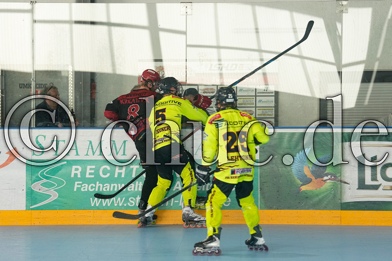 -5- Torben Reuner (Rhein-Main Patriots) checkt -8- Niklas Werheit (-C- HC K&ouml;ln Rheinos), 1. Skaterhockey Bundesliga - Rhein-Main Patriots gegen HC K&ouml;ln Rheinos , Niddatal - OT Assenheim, Skaterhockey Assenheim, 05.09.26