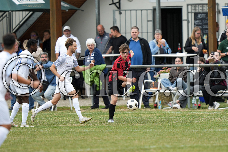 -20- Robin Exeler (SV Bruchenbr&uuml;cken), -7- Paul Thiele (SG Melbach/Bingenheim) , Kreisoberliga Friedberg - SV Bruchenbr&uuml;cken gegen SG Melbach/Bingenheim, Friedberg - OT Bruchenbr&uuml;cken, Sportplatz Bruchenbr&uuml;cken, 13.09.26