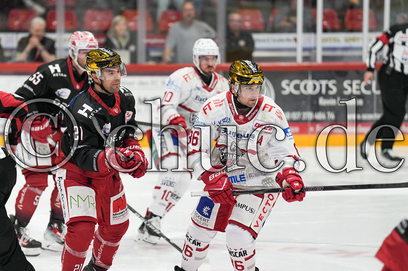 -21- Matt Marcinew (EC Bad Nauheim) gegen -86- Corey Trivino (-A- Eisb&auml;ren Regensburg), DEL 2 - EC Bad Nauheim gegen Eisb&auml;ren Regensburg, Bad Nauheim, Colonel-Knight-Stadion, 25.09.26
