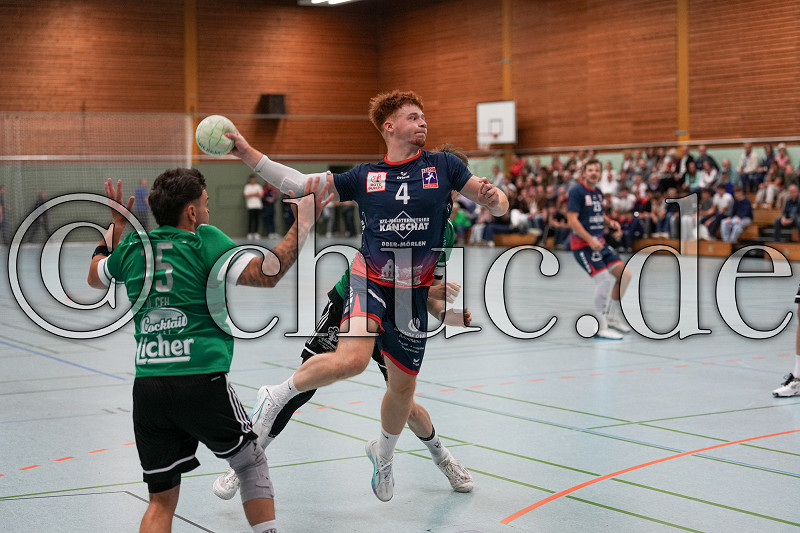 -15- Moritz Ceh (TSG Lollar), -4- Lucas K&ouml;nig (HSG M&ouml;rlen), verdeckt -99- Lukas Grosshaus (TSG Lollar), Bezirksoberliga Gie&szlig;en - HSG M&ouml;rlen gegen TSG Lollar, Bad Nauheim - OT Nieder-M&ouml;rlen, Frauenwaldhalle, 26.09.26