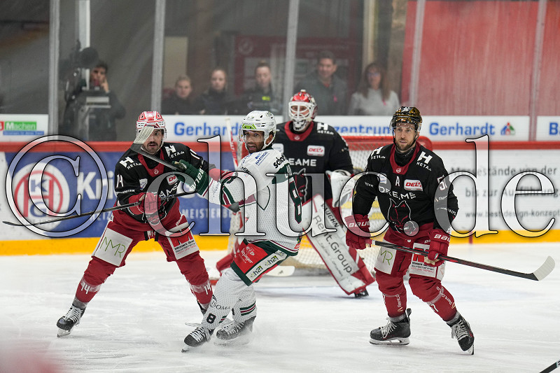 -8- Lukas Laub (-A- Starbulls Rosenheim) gegen -14- Dominik Tiffels (EC Bad Nauheim) und -57- Charlie Sarault (-A- EC Bad Nauheim), DEL 2 - EC Bad Nauheim gegen Starbulls Rosenheim, Bad Nauheim, Colonel-Knight-Stadion, 04.10.26