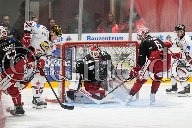 -62- Tor Immo (-C-  Landshut) gegen -57- Charlie Sarault (-A- EC Bad Nauheim), -35- Jerry Kuhn (Torh&uuml;ter EC Bad Nauheim) und -6- Kevin Maginot (EC Bad Nauheim), DEL 2 - EC Bad Nauheim gegen EV Landshut, Bad Nauheim, Colonel-Knight-Stadion, 23.10.26