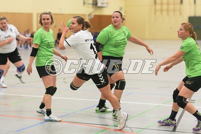 -17- Katharina Exner (WSV Oppershofen) vor -9- Christina Benedikt (FSG Gettenau/Florstadt), -11- Miriam Glaub (FSG Gettenau/Florstadt) und -10- Elisa Philipp (FSG Gettenau/Florstadt), in der Bezirksoberliga der Frauen, FSG Gettenau/Florstadt gegen WSV Oppershofen - Foto A. Chuc