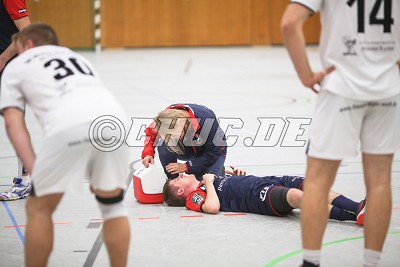 -10- Sebastian Bischof (HSG M&ouml;rlen) wird behandelt, in der Bezirksoberliga, HSG M&ouml;rlen gegen MSG Florstadt/Gettenau - Foto A. Chuc