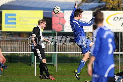 -16- Max BRAUBURGER (TSG Ober-W&ouml;llstadt) und -2- Steffen RIEDMEIER (-C- SV Steinfurth) im Kopfballduell, in der Kreisoberliga Friedberg, SV Steinfurth gegen TSG Ober-W&ouml;llstadt - Foto &copy; A. Chuc