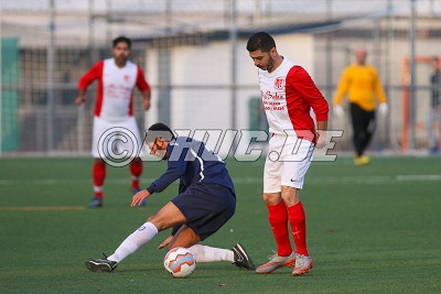 -11- Ferdi KARA (FC Inter-Reichelsheim) stoppt --10- Olcay BAYRAM (FC Karben II), in der Kreisliga A Friedberg, FC Karben II gegen FC Inter Reichelsheim - Foto &copy; A. Chuc