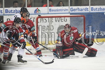 -7- Tim May (Rote Teufel Bad Nauheim) und -12- Kyle Helms (Rote Teufel Bad Nauheim) gegen -10- Stefan Chaput (Frankfurt L&ouml;wen) vor -35- Mikko R&auml;m&ouml; (Torwart Rote Teufel Bad Nauheim), im Spiel der DEL 2 - Rote Teufel EC Bad Nauheim gegen Frankfurt L&ouml;wen - Foto &copy; A. Chuc