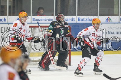 -94- Patrick Kl&ouml;pper (Fischtown Pinguins) und -23- Benjamin Zientek (Fischtown Pinguins) nehmen -35- Mikko R&auml;m&ouml; (Torwart Rote Teufel Bad Nauheim) beim 0:1 die Sicht, in der DEL 2 - Rote Teufel EC Bad Nauheim gegen Fishtown Pinguins Bremerhaven - Foto &copy; A. Chuc