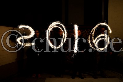 2016 zeichnen vier Personen mit Wunderkerzen auf den Kamerachip, Silvester 2015/2016 - Foto 