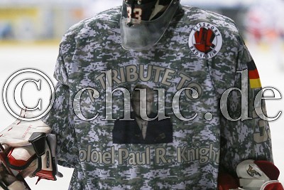 -33- Jan Guryca (Torwart Rote Teufel Bad Nauheim) im Warmup-Trikot in Gedenken an den Erbauer des Stadions Colonel Paul Rutherford Knight, vor dem Spiel in der DEL 2 - Rote Teufel EC Bad Nauheim gegen Ravensburg Towerstars - Foto &copy; A. Chuc
