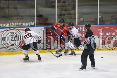 -17- Travis Pruden (Rote Teufel Bad Nauheim) gegen -20- Lukas Vit (EHC GA Wolfsburg) und -22- Kevin Jost (EHC GA Wolfsburg), im Spiel der DNL 2 - Rote Teufel Bad Nauheim gegen EHC GA Wolfsburg - Foto &copy; A. Chuc