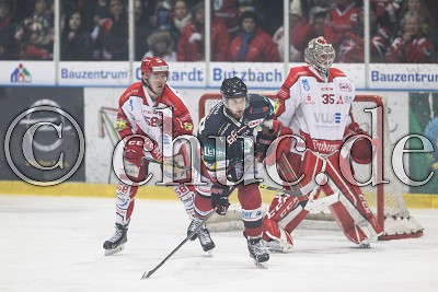 -58- Jan Tramm (Eispiraten Crimmitschau) gegen -66- Diego Hofland (Rote Teufel Bad Nauheim) vor -35- Ryan Nie (Torwart Eispiraten Crimmitschau), im Spiel der DEL 2 - Rote Teufel EC Bad Nauheim gegen ETC Eispiraten Crimmitschau - Foto &copy; A. Chuc