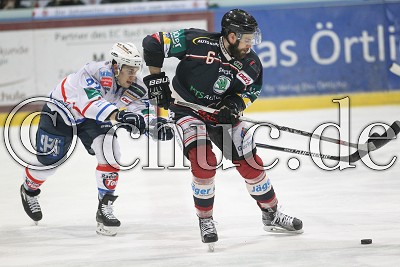 -6- Daniel Ketter (-A- Rote Teufel Bad Nauheim) vor -92- Richard Gelke (Heilbronner Falken), im Spiel der DEL 2 - Rote Teufel EC Bad Nauheim gegen Heilbronner Falken - Foto &copy; A. Chuc