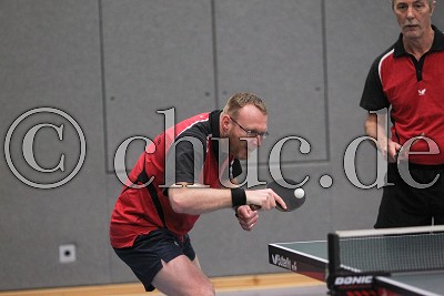 Michael Stumpf (TTC Assenheim III) vor Wolfgang Bott (TTC Assenheim III), in der Tischtennis Bezirksklasse Mitte, Gruppe 8, SG Bauernheim II gegen TTC Assenheim III - Foto A. Chuc