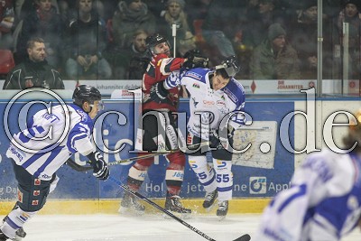 -20- Dustin Cameron (Rote Teufel Bad Nauheim) gegen -55- Mike Little (EC Kassel Huskies), im Spiel der DEL 2 - Rote Teufel EC Bad Nauheim gegen EC Kassel Huskies - Foto &copy; A. Chuc