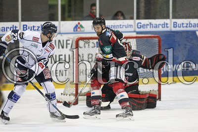 -23- Jeffrey Szwez (Dresdner Eisl&ouml;wen) gegen -6- Daniel Ketter (-A- Rote Teufel Bad Nauheim) vor -35- Mikko R&auml;m&ouml; (Torwart Rote Teufel Bad Nauheim), im Spiel der DEL 2 - Rote Teufel EC Bad Nauheim gegen Dresdner Eisl&ouml;wen - Foto &copy; A. Chuc