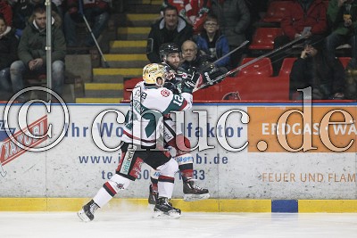 -12- C.J. Stretch (Starbulls Rosenheim) checkt -20- Dustin Cameron (Rote Teufel Bad Nauheim), im Spiel der DEL 2 - Rote Teufel EC Bad Nauheim gegen Starbulls Rosenheim - Foto &copy; A. Chuc