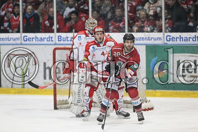 -4- Collin Lejdborg (Eispiraten Crimmitschau) gegen -20- Dustin Cameron (Rote Teufel Bad Nauheim) vor -35- Ryan Nie (Torwart Eispiraten Crimmitschau), im Spiel der DEL 2 - Rote Teufel EC Bad Nauheim gegen ETC Eispiraten Crimmitschau - Foto &copy; A. Chuc