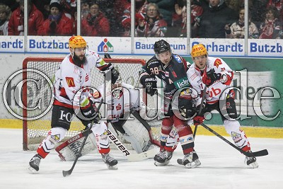 -32- Cody Lampl (Fischtown Pinguins) und -11- Bj