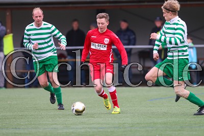 -10- Sven SCHNIERLE (FC Karben) am Ball gegen -11- Marius WIES (SG Rodheim), in der Kreisoberliga Friedberg, FC Karben gegen SG Rodheim - Foto &copy; A. Chuc