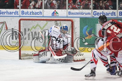 -12- Kyle Helms (Rote Teufel Bad Nauheim) scheitert an -3- Matthias Nemec (Torwart Towerstars Ravensburg), im Spiel 2 des Playoff-Viertelfinals der DEL 2 - Rote Teufel EC Bad Nauheim gegen Ravensburg Towerstars - Foto &copy; A. Chuc