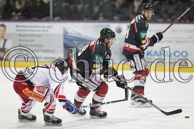 -29- Joel Johansson (Rote Teufel Bad Nauheim) vor -7- Mathieu Tousignant (Towerstars Ravensburg), im Spiel 4 des Playoff-Viertelfinals der DEL 2 - Rote Teufel EC Bad Nauheim gegen Ravensburg Towerstars - Foto &copy; A. Chuc