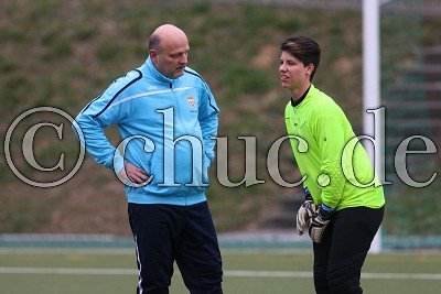 Peter Sauer (Trainer Spvgg. 08 Bad Nauheim) im Gespr&auml;ch mit -1- Lara MROZEK (Torwart Spvgg. 08 Bad Nauheim), in der Frauen Gruppenliga Frankfurt - Spvgg. 08 Bad Nauheim gegen SVP Fauerbach - Foto A. Chuc