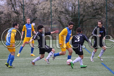 -10- Antonio CASTELLINO (TUS Merzhausen) am Ball gegen-3- Diogo PEREIRA (SV Gronau) und -2- Diogo PEREIRA (SV Gronau), in der Gruppenliga Frankfurt West - SV Gronau gegen TUS Merzhausen - Foto A. Chuc