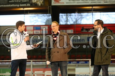 Marius Franke (Moderator) zusammen mit Andreas Ortwein (Gesch&auml;ftsf&uuml;hrer Rote Teufel EC Bad Nauheim) und Daniel Heinrizi (Nachwuchstrainer Rote Teufel EC Bad Nauheim), bei der Saisonabschlussfeier der Roten Teufel Bad Nauheim  - Foto &copy; A. Chuc