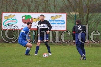 -14- Marcel M&Uuml;LLER (SG Wohnbach/Berstadt II) gegen -2- Carsten EBERLEIN (-C- FSG Wisselsheim II) und -7- Martin SCHOLTISSEK (FSG Wisselsheim II), in der Kreisliga C Friedberg, FSG Wisselsheim II gegen SG Wohnbach/Berstadt II - Foto &copy; A. Chuc