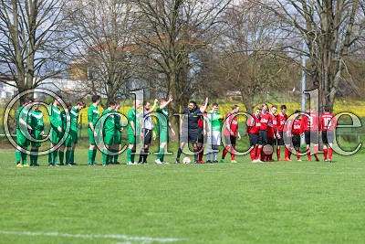 beide Teams pr&auml;sentieren sich den Zuschauern, in der Kreisliga A Friedberg, TUS Rockenberg gegen SG Dorn-Assenheim/Weckesheim - Foto &copy; A. Chuc