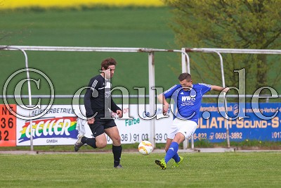 -8- Timo SCHMIDT (SG Wohnbach/Berstadt) rechts gegen -11- Christopher DEIN (TSV Ostheim) links, in der Kreisliga A Friedberg, SG Wohnbach/Berstadt gegen TSV Ostheim - Foto &copy; A. Chuc