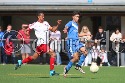 -13- Elias BEN FDHILA (KSV Klein-Karben) vor -19- Rimon BEYENE (-C- SG Rot-Weiss Frankfurt), in der C-Junioren Hessenliga - KSV Klein-Karben gegen  SG Rot-Weiss Frankfurt - Foto A. Chuc