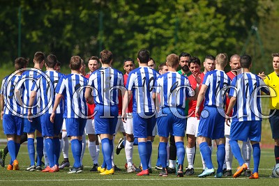 beide Teams begr&uuml;&szlig;en sich, in der Gruppenliga Frankfurt West - T&uuml;rk G&uuml;c&uuml; Friedberg gegen FC Neu-Anspach - Foto A. Chuc