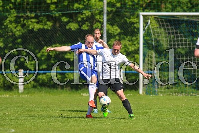 -9- Benjamin KR&Auml;TSCHMER (SG Dorn-Assenheim/Weck) links gegen -8- Mark GUZOWSKI (FC O. Fauerbach II) rechts, in der Kreisliga A Friedberg, SG Dorn-Assenheim/Weckesheim gegen FC Olympia Fauerbach II - Foto &copy; A. Chuc