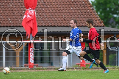 -8- Florian SCHIEDERIG (FC Nieder-Florstadt II) vor -7- Sandro STARK (SG Reichelsheim/Bingenheim II) am Ball, in der Kreisliga C Friedberg S&uuml;d, FC Nieder-Florstadt II gegen SG Reichelsheim/Bingenheim II - Foto &copy; A. Chuc