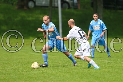 -3- Christian HUWE (-C- FSV Kloppenheim) gegen -13- Alvaro NUNES (SV Gronau II), in der Kreisliga B Friedberg S&uuml;d - FSV Kloppenheim gegen SV Gronau II - Foto A. Chuc