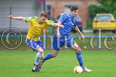 -11- Marvin JOCHEM (FSV Dorheim) am Ball bedr&auml;ngt von -7- Jannis KRAFT (FC Kaichen II), in der Kreisliga B Friedberg S&uuml;d - FSV Dorheim gegen FC Kaichen II - Foto A. Chuc