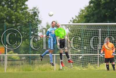 -9- Florian BECK (FSV Kloppenheim) links gegen -4- Thomas DENGS (SV Rosbach) rechts im Kopfballduell, in der Kreisliga B Friedberg S&uuml;d - SV Rosbach gegen FSV Kloppenheim - Foto A. Chuc