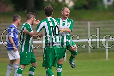 -11- Maximilian FREUNDL (-C- SV Schwalheim), -10- Sebastian M&Uuml;LLER (SV Schwalheim) und -13- Patrick CZOLNIK (SV Schwalheim) bejubeln das 1:0, im Stadtpokal Bad Nauheim 2016, Spiel um Platz 3, SV Schwalheim gegen FSG Wisselsheim, Foto &copy; A. Chuc