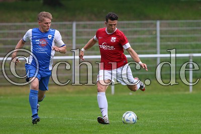 -11- Leonit HASANI (TSV Bad Nauheim) am Ball gegen -3- Dominic HERBERT (-C- SV Steinfurth), im Stadtpokal Bad Nauheim 2016, Finale, TSV Bad Nauheim gegen SV Steinfurth, Foto &copy; A. Chuc