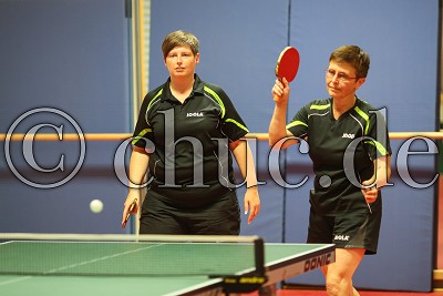 Melanie Bayer (SG Rodheim II) links mit Marion Berndt (SG Rodheim II) rechts, in der Tischtennis Verbandsliga Mitte Damen, SG Rodheim II gegen TTC Salm&uuml;nster 1950 II   - Foto A. Chuc