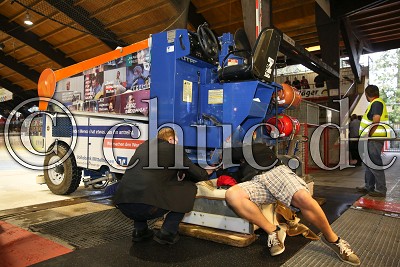 die Eismeister versuchen einen Defekt der Eismaschine (Zamboni) zu beheben, Andreas Ortwein (Gesch&auml;ftsf&uuml;hrer Rote Teufel EC Bad Nauheim) geht zur Hand, im Spiel der DEL 2 - Rote Teufel EC Bad Nauheim gegen Eisl&ouml;wen Dresden - Foto &copy; A. Chuc