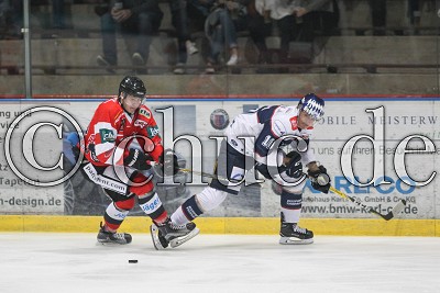 -28- Eugen Alanov (Rote Teufel Bad Nauheim) gegen -10- Andreas Driendl (SC Riessersee), im Spiel der DEL 2 - Rote Teufel EC Bad Nauheim gegen SC Riessersee - Foto &copy; A. Chuc
