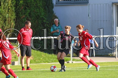 -6- Selina Beck (FSG Burg-Gr&auml;fenrode) gegen -7- Katharina Weinert (Spvgg. 08 Bad Nauheim II) vor den Augen von #bg100#, in der Frauen A-Liga Frankfurt - FSG Burg-Gr&auml;fenrode gegen Spvgg. 08 Bad Nauheim II - Foto A. Chuc