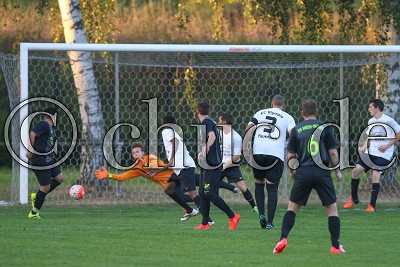 -7- Tim Niklas STRASHEIM (SV Hoch-Weisel) scheitert knapp an -1- Elvin CHAMSIN (Torwart FC Olympia Fauerbach II), in der Kreisliga A Friedberg - FC Olympia Fauerbach II gegen SV Hoch-Weisel