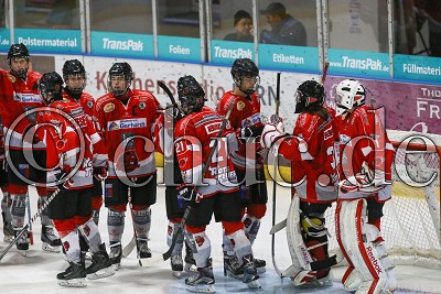 Bad Nauheim klatscht sich vor Spielbeginn ab, im Spiel der DNL 2 - Rote Teufel Bad Nauheim gegen ESC Moskitos Essen - Foto &copy; A. Chuc